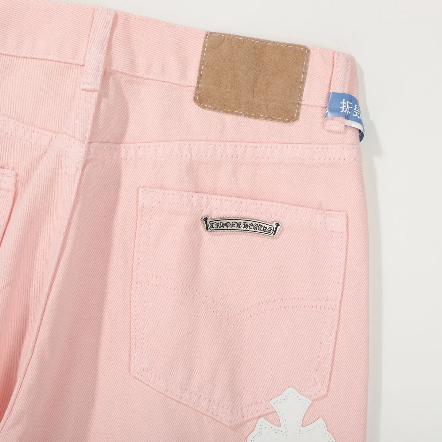 P260 Chrome hearts CH co-branded Drak Miami light pink jeans exude uninhibited personality and unique charm. Every wear and tear is carefully designed to present a unique artistic feel. Made of imported denim fabric, which has undergone heavy industrial washing and destruction treatment, the trousers show a super cool effect on the upper body, allowing you to dominate the fashion stage.  This is more than just a pair of jeans, it is an expression of attitude. With its unique design concept and ultimate pursuit of details, Croxin breaks traditional boundaries and defines the jeans trend in the new era. The trousers are made of double-layer woven fabric with customized hardware. Italian-made special cowhide is printed and cut. Custom-made sheepskin three-layer thick-line leather. The whole body is spliced ​​in heavy water washing. Craftsmen hand-splash ink. You can see the details. Three-dimensional cutting version. Loose and comfortable, not flattering. Makes taller and slimmer. Factory Seiko. Original quality control. Same style for men and women. Can be matched with couples. Versatile recommendation. Must-have jeans for all seasons. Color: light pink. Size: 28-30-32-34.
